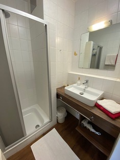 Zimmer mit Dusche und WC getrennt