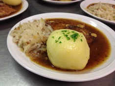 Schweinsbraten mit Knödel und Speckkraut