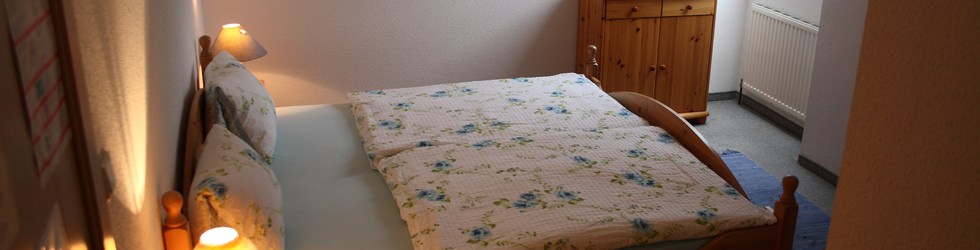 Zimmer 1 - Bett.JPG